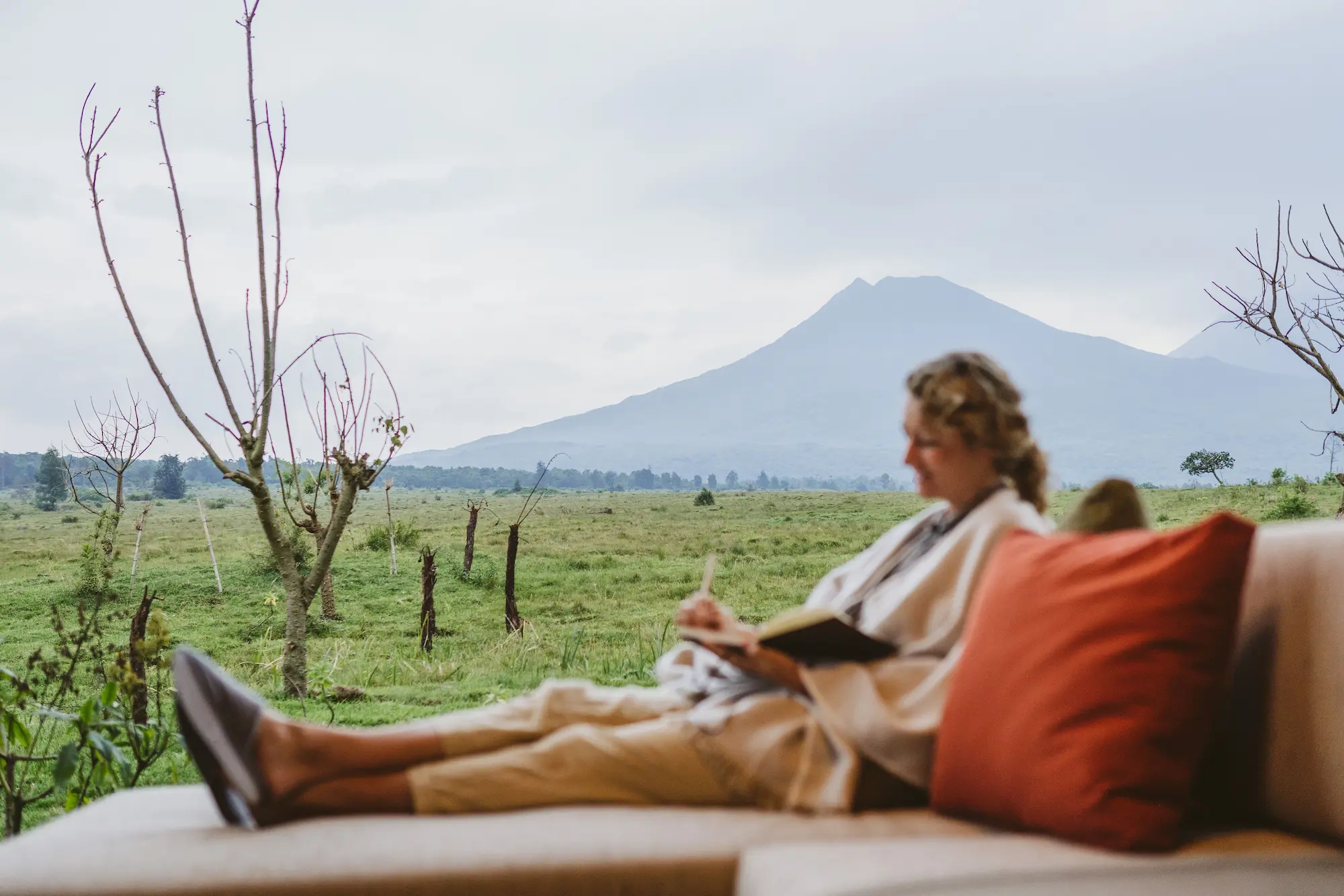 Cuánto cuesta un viaje de lujo a Ruanda con lodge premium y vistas a los volcanes