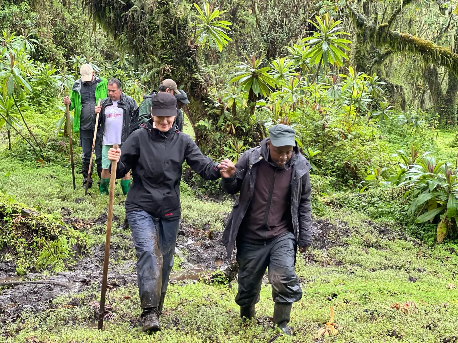 Dificultad del trekking de gorilas en Ruanda con barro bosque y ayuda de guía local