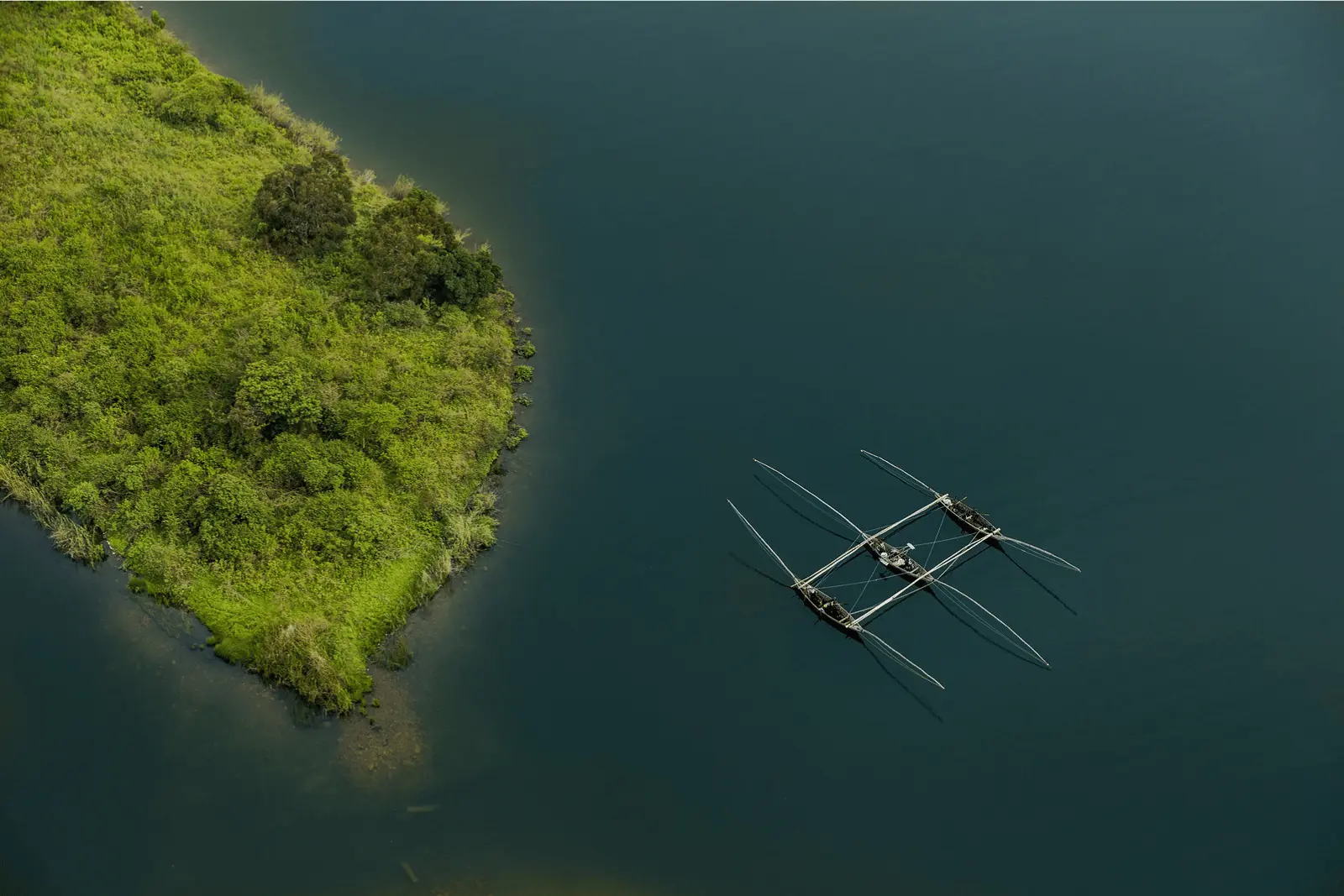 Lago Kivu y paisajes verdes en un viaje privado a Ruanda