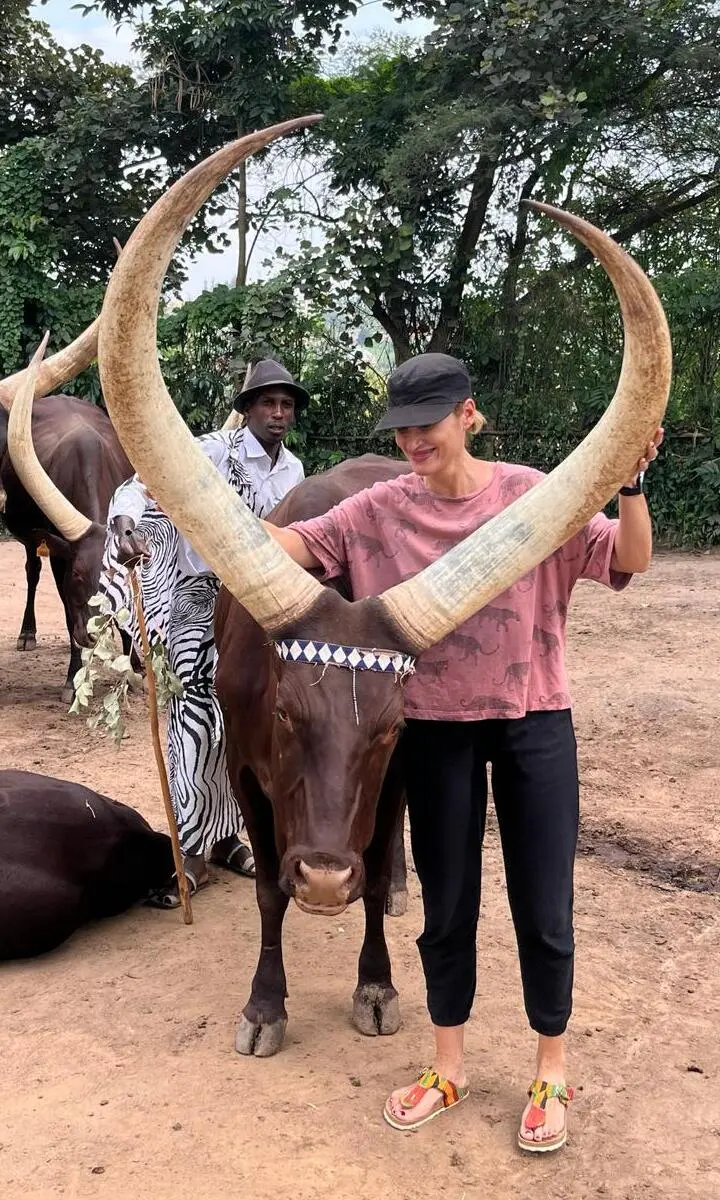 Sara con ganado Inyambo durante una experiencia cultural en Ruanda