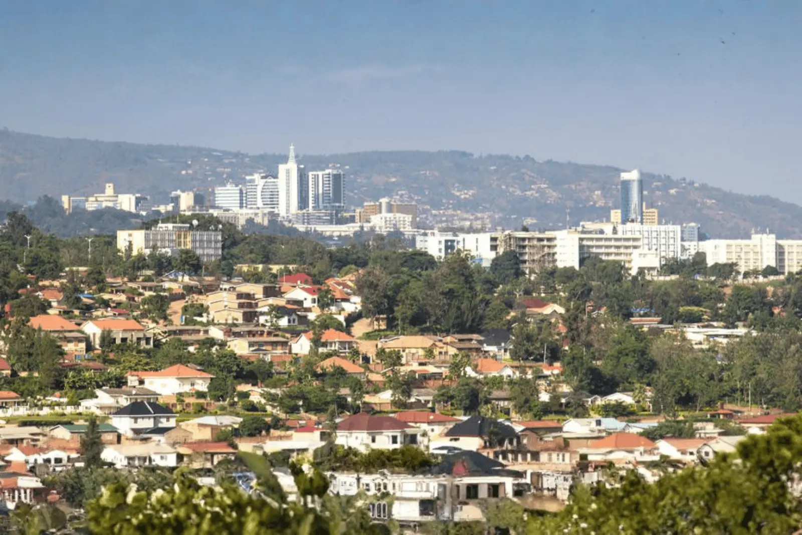 Vista panorámica de Kigali, la capital de Ruanda, con sus colinas, barrios residenciales y skyline moderno