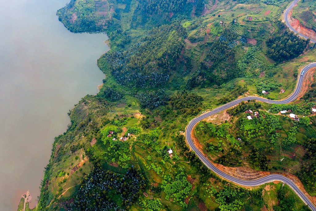 Carretera escénica entre colinas junto al Lago Kivu en Ruanda