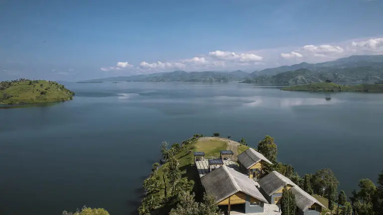 Vista del Lago Kivu en Ruanda con colinas verdes y paisaje lacustre