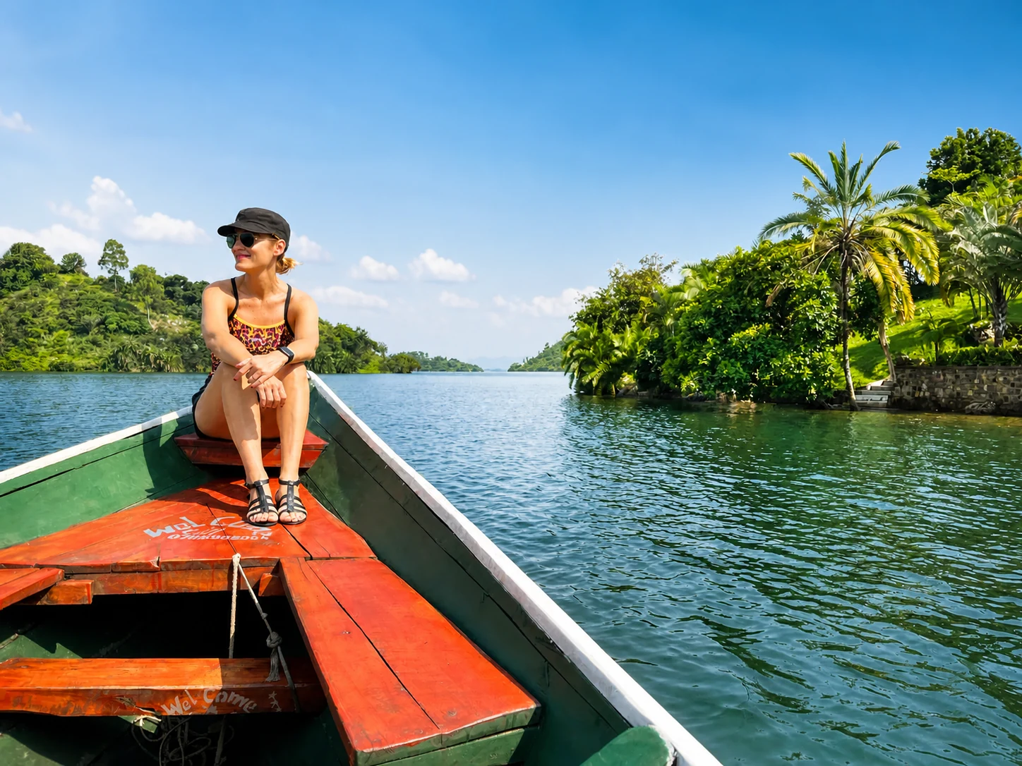 Sara en una barca tradicional en el Lago Kivu durante un viaje privado por Ruanda