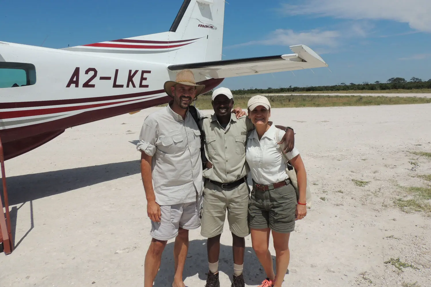Sara y Jordi en Savuti, Botswana, durante un viaje de safari por África
